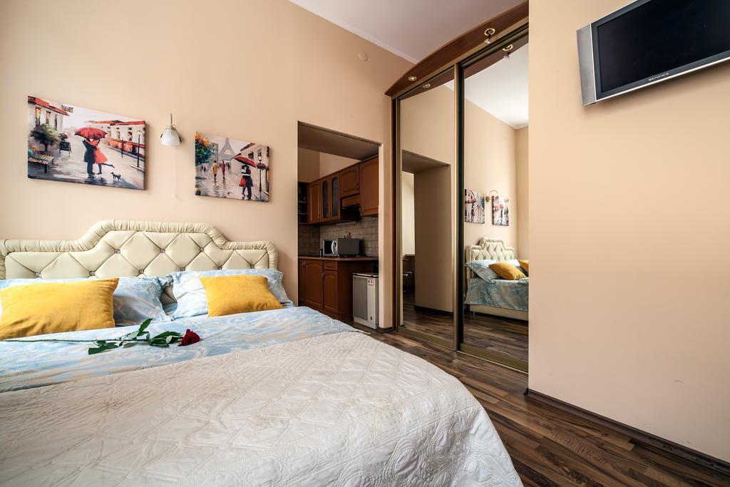 Queens Apartments Львов Экстерьер фото